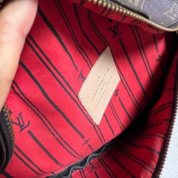 Louis Vuitton Red and Black Striped Interior - Picture 6 of 8